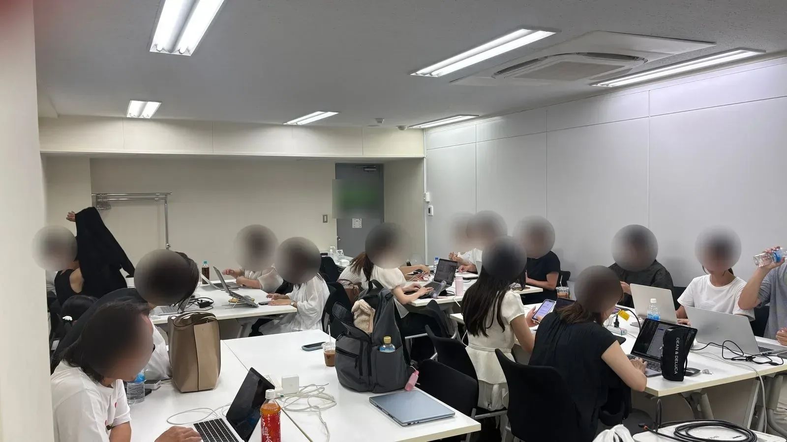 参加者がノートPCで制作する7月25日のオフ会。顔は公開画像でぼかし済み