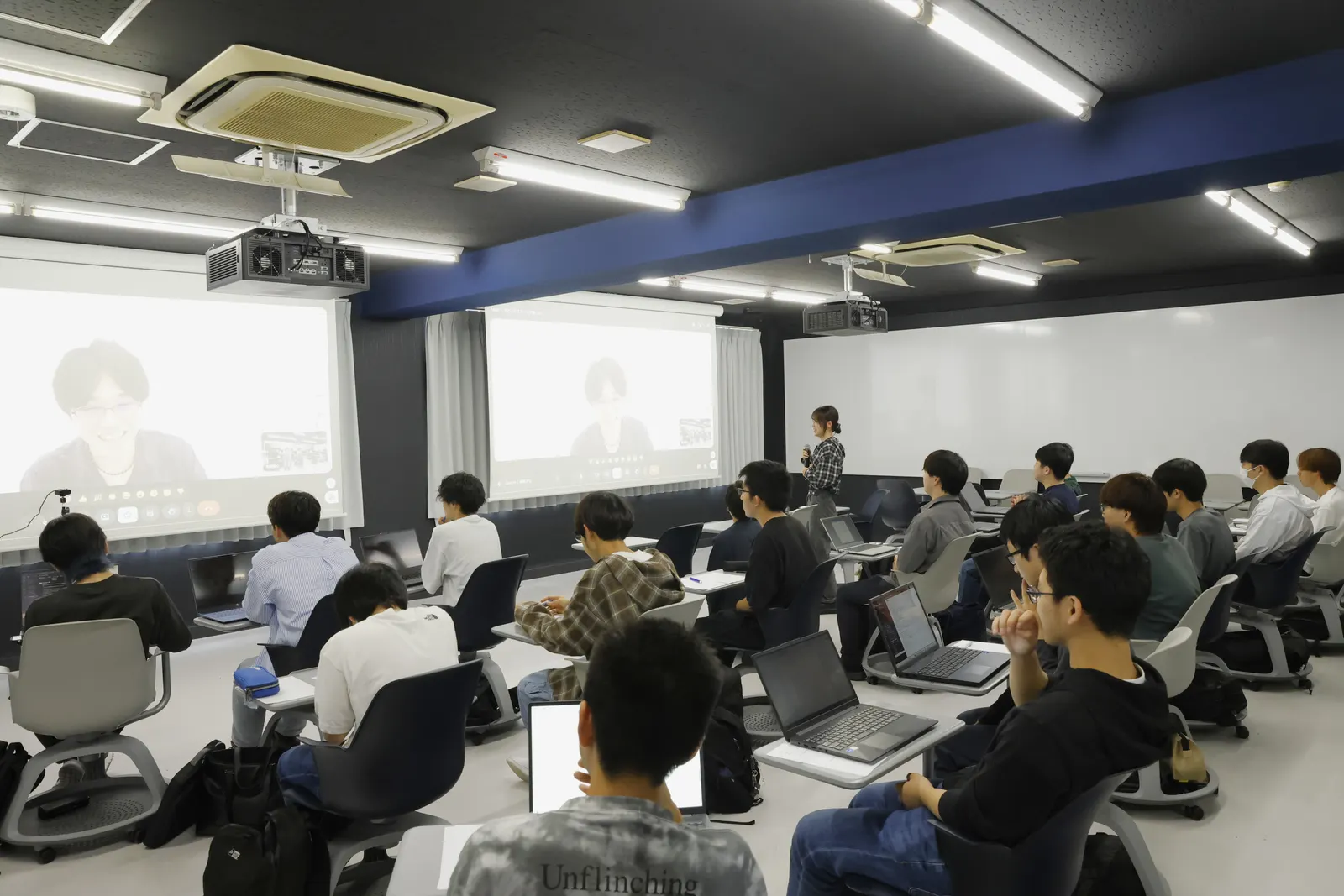 水戸デジタル専門カレッジでオンライン講演を聴く学生たち